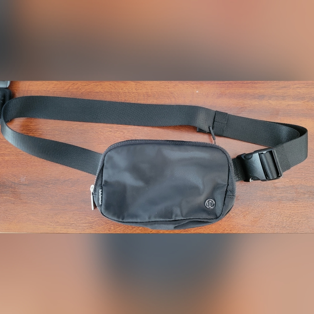 Lululemon Everywhere belt bag